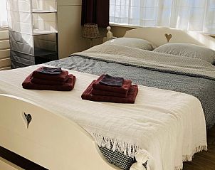 Slaapkamer in Huisje in Balkbrug, vakantiehuis in Vechtstreek, Overijssel, met comfortabel bed en zachte verlichting.