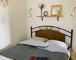 Knusse slaapkamer in Huisje in Balkbrug, vakantiehuis in Vechtstreek, Overijssel, met landelijke details.