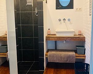 Badkamer in Huisje in Balkbrug, vakantiehuis in Vechtstreek, Overijssel, met moderne douche en rustieke elementen.