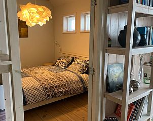 Knusse slaapkamer met boekenplank in Huisje in Balkbrug, vakantiehuis in Vechtstreek, Overijssel.