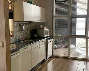 Moderne keuken met uitzicht in Huisje in Balkbrug, vakantiewoning in Vechtstreek, Overijssel.