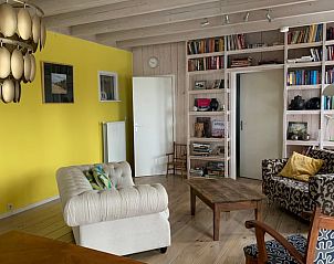 Ruime woonkamer met boekenplanken in Huisje in Balkbrug, vakantieverblijf in Vechtstreek, Overijssel.