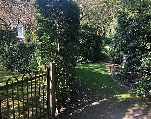 Sfeervol tuinpad in Huisje in Balkbrug, vakantiehuis in Vechtstreek, Overijssel.