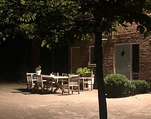 Avondsetting met buitenmeubilair bij Huisje in Balkbrug, vakantiewoning in Vechtstreek, Overijssel.