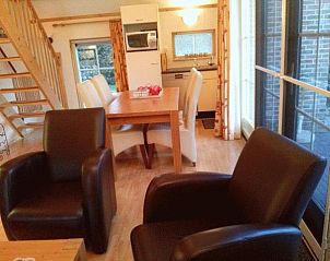 Gemtliches Wohnzimmer des Ferienhauses AA-Reestryck in IJhorst, Overijssel, mit bequemen Sthlen und Essecke.