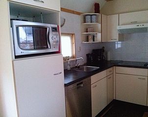 Moderne Kche im Ferienhaus AA-Reestryck, IJhorst, Nordwest Overijssel mit Mikrowelle und Geschirrspler.