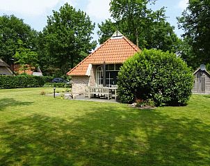 AA-Reestryck-Ferienhaus in IJhorst, Overijssel, umgeben von grner Natur und einem groen Garten, ideal fr einen erholsamen Aufenthalt.