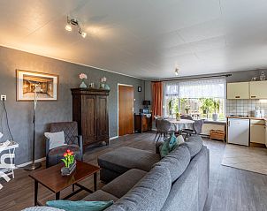 Tafel in OV636 vakantieaccommodatie, Beerzerveld, met magazines en bloemenvaas.