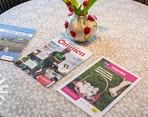 Eethoek in OV636 vakantiehuis, Beerzerveld, Vechtstreek, met gezellige tafel.