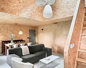 Gezellige binnenruimte van Vakantiehuisje in Kloosterhaar, Overijssel, met moderne inrichting en houten details voor een knusse sfeer.