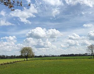 Uitgestrekt landschap rondom Vakantiehuisje in Vinkenbuurt, Vechtstreek, Overijssel.