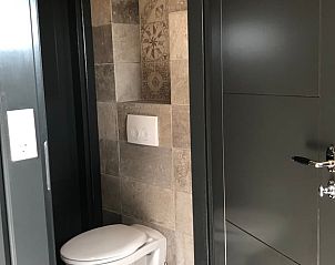 Stijlvolle toiletruimte in Vakantiehuisje in Vinkenbuurt, Vechtstreek, Overijssel.