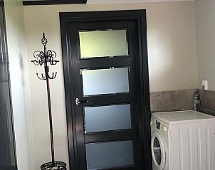 Ingang van Vakantiehuisje in Vinkenbuurt, Vechtstreek, Overijssel met wasmachine.