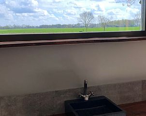 Uitzicht vanuit de wasruimte in Vakantiehuisje in Vinkenbuurt, Vechtstreek, Overijssel.