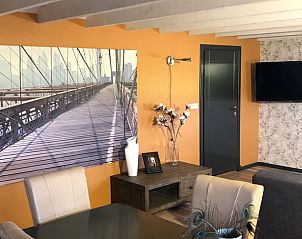 Woonkamer met kunst aan de muur in Vakantiehuisje in Vinkenbuurt, Vechtstreek, Overijssel.