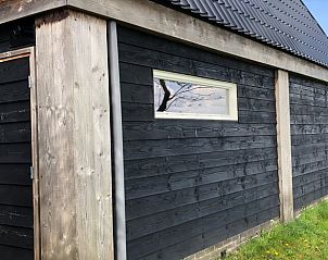 Buitenkant van Vakantiehuisje in Vinkenbuurt, Vechtstreek, Overijssel met houten gevel.