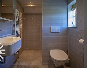 Lichte woonkamer van vakantiehuis OV269 in Giethoorn, Noordwest Overijssel, met moderne inrichting.