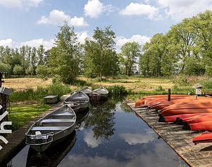 Knusse slaapkamer in vakantiehuis OV269 in Giethoorn, Noordwest Overijssel, met sfeervolle verlichting.