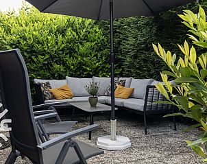 Rustiek terras met uitzicht op het water bij vakantiehuis OV269 in Giethoorn, Noordwest Overijssel.