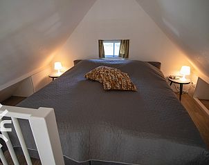 Open woonkamer en keuken in vakantiehuis OV269 in Giethoorn, Noordwest Overijssel, met moderne inrichting.