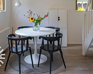 Adembenemende zonsondergang over het water nabij vakantiehuis OV269 in Giethoorn, Noordwest Overijssel.