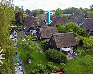 Eetruimte met bloemen in vakantiehuis OV269 in Giethoorn, Noordwest Overijssel, voor gezellige maaltijden.