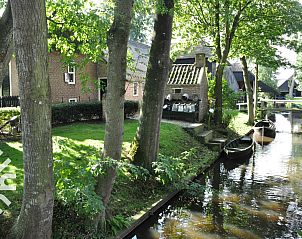 Uitgestrekte groene tuin bij vakantiehuis OV269 in Giethoorn, Noordwest Overijssel, ideaal voor recreatie.