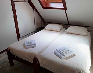 Schlafzimmer im Ferienhaus OV602 in Giethoorn mit bequemen Betten und Dachfenster.