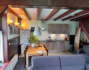 Gemtlicher Innenbereich des Ferienhauses OV602 in Giethoorn mit moderner Kche und Esstisch.