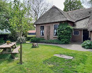 Schner Garten am Ferienhaus OV602 in Giethoorn mit Picknicktisch und grner Umgebung.