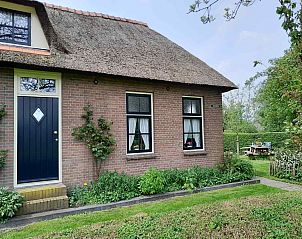 Moderne Kche und Essbereich im Ferienhaus OV602 in Giethoorn mit Holzbalken.
