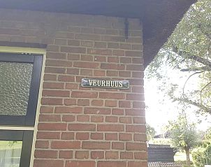 Schild mit dem Namen 'Veurhuus' an der Wand des Ferienhauses OV602 in Giethoorn.