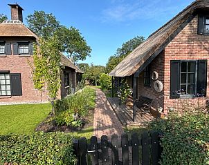 Twee vakantiehuisjes in Giethoorn met groene tuin in Overijssel.