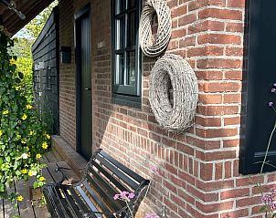 Knusse veranda van vakantiehuisje in Giethoorn met bloemen in Overijssel.