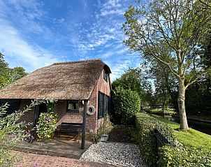 Rustieke buitenkant van vakantiehuisje in Giethoorn, Noordwest Overijssel.