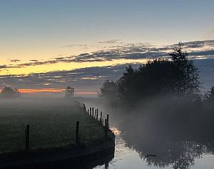 Mysterieuze mistige ochtend bij vakantiehuisje in Giethoorn, Overijssel.