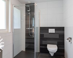 Moderne Kche im Ferienhaus OV072, Giethoorn, mit Einbaugerten und groen Arbeitsflchen.