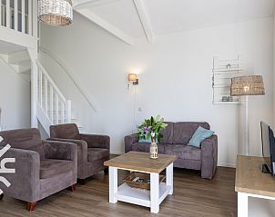 Terrasse mit Esstisch im Ferienhaus OV072 in Giethoorn, Aussicht auf die grne Umgebung.