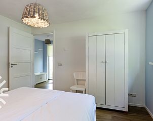 Modernes Badezimmer im Ferienhaus OV072, Giethoorn, mit Dusche und Toilette.