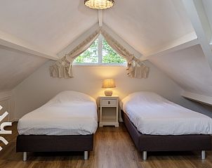 Stilvolles Waschbecken im Ferienhaus OV072, Giethoorn, mit groem Spiegel und Stauraum.