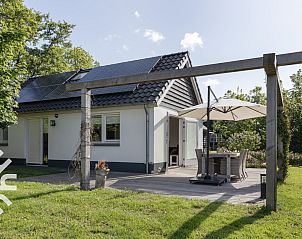 Gemtliches Wohnzimmer im Ferienhaus OV072, Giethoorn, mit Zugang zur Terrasse.