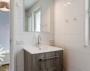 Esstisch im Ferienhaus OV072, Giethoorn, mit Blick auf die Terrasse und den Garten.