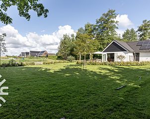 Gemtliches Mansardenzimmer im Ferienhaus OV072, Giethoorn, mit zwei Einzelbetten.