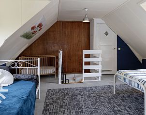 Schlafzimmer des Ferienhauses OV480 in Giethoorn, Nordwest Overijssel. Gemtliches Zimmer mit bequemem Bett und Blick auf die Natur.