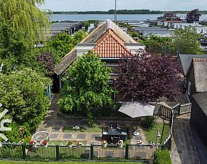 Moderne Kche im Ferienhaus OV480 in Giethoorn, Overijssel, mit stilvollem Mobiliar und Marmorrckwand.