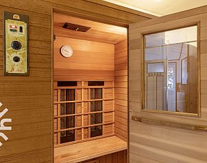 Attraktives Schlafzimmer im Ferienhaus OV480 in Giethoorn, Overijssel, mit bequemem Bett und Blick auf die grne Natur.