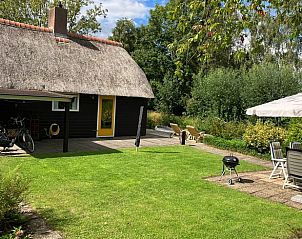 Huisje in Giethoorn, vakantiehuis met rieten dak en groene tuin in Noordwest Overijssel, perfect voor ontspanning.