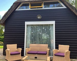Gezellig terras bij Huisje in Giethoorn, vakantiehuis in Noordwest Overijssel met comfortabele zitgelegenheid.