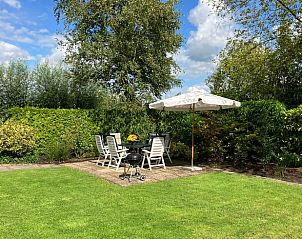 Buitenruimte van Huisje in Giethoorn, vakantiehuis in Noordwest Overijssel met barbecue en tuintafel.