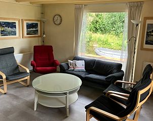 Woonkamer van Huisje in Giethoorn, vakantiehuis in Noordwest Overijssel met comfortabele zithoek en uitzicht op de tuin.